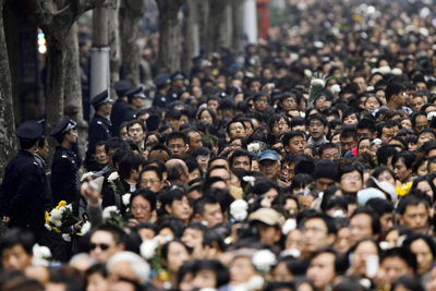 Thousands mourn fire victims in Shanghai