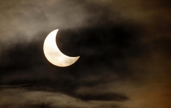 Partial solar eclipse visible over Mideast, Europ