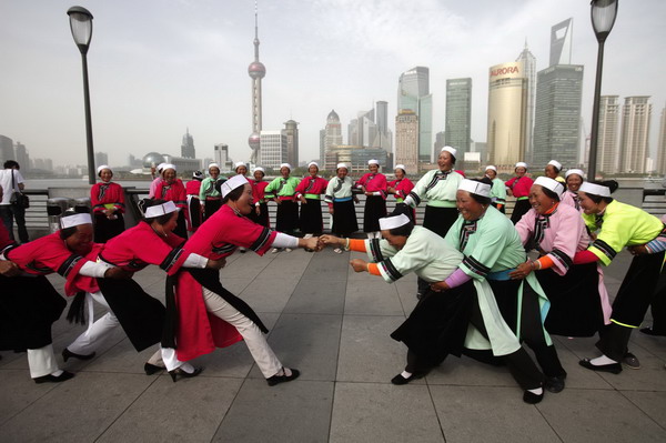May Day holiday: Women have fun in Shanghai