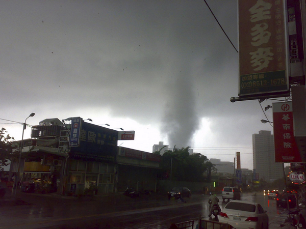 Tornado flips cars with no casualties in Taiwan