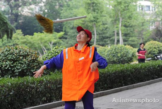 The flexible cleaner dubbed Auntie Broom