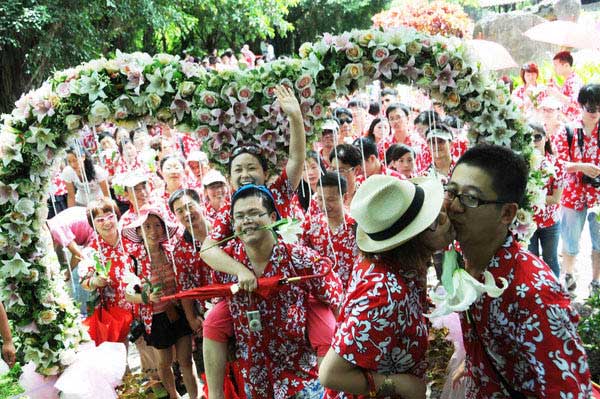 More than 130 loved-up couples commit in Hainan
