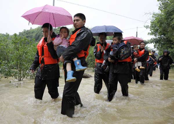 Kids evacuated from flood-trapped kindergarten