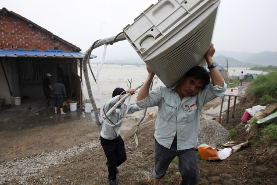 Dam bursts, people evacuated in E China province