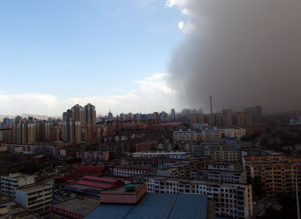 Sandstorm strikes NW China