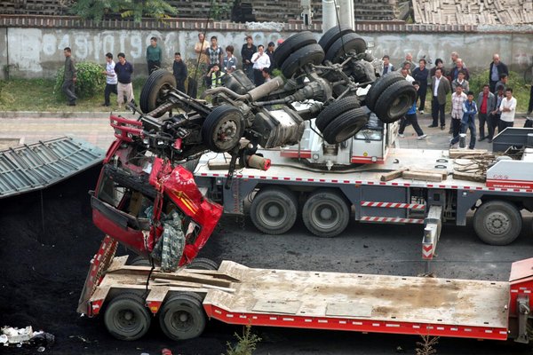 2 dead in truck, minivan crash in Beijing