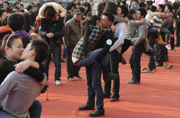 Couples lock lips for record in Hefei kiss marathon