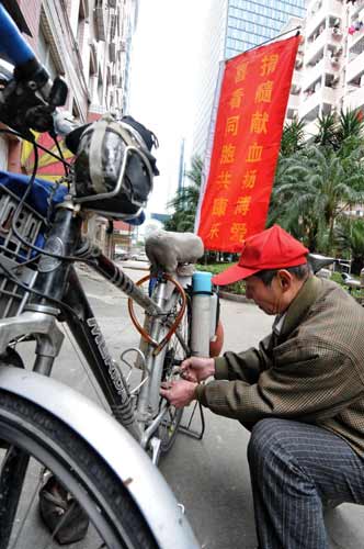 Man bikes around China giving blood