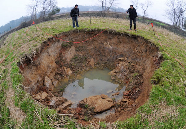 Cave-ins create hundreds of holes in C China