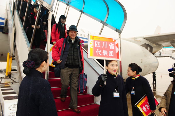 Deputies arrive in Beijing for two sessions