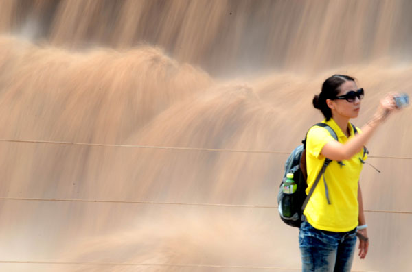 Grand waterfall attracts tourists