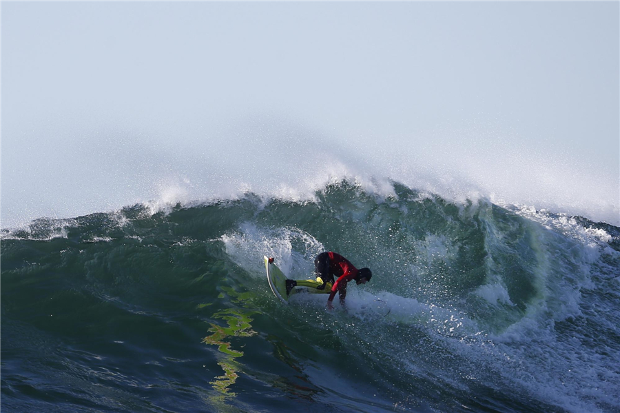 Surfing competition held in Calif.