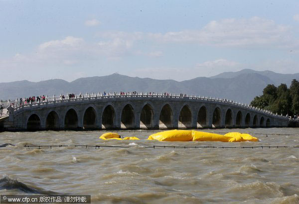 Giant Duck falls flat in Beijing