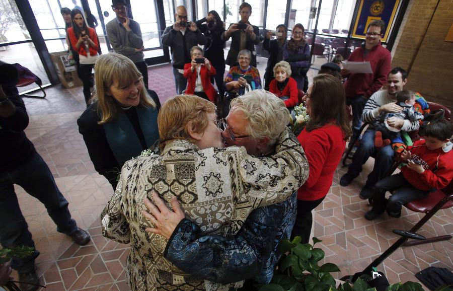 Judge lets Utah gay marriages continue[1]- Chi
