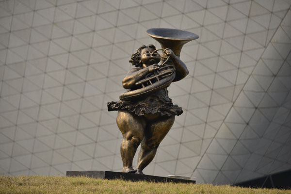 'Chubby Women' sculptures displayed in Guangzhou