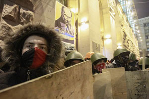 Riot police move in against Kiev protest camp