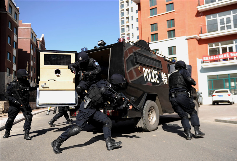 Xinjiang police holds anti-riot drill