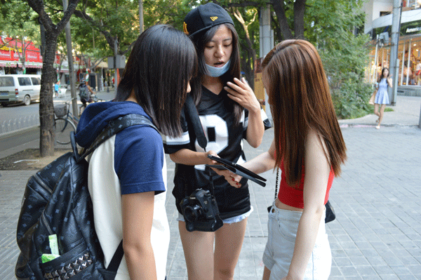 Smile, shove, snap: cameramen behind the street fashion