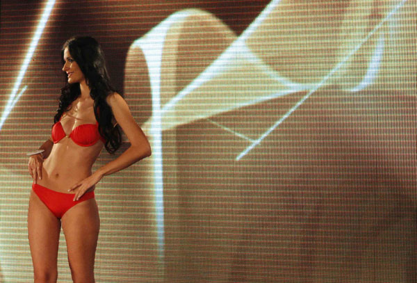 Delia Monica Duca crowns Miss Universe Romania contest