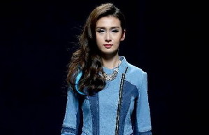 Stumbling models at China Fashion Week