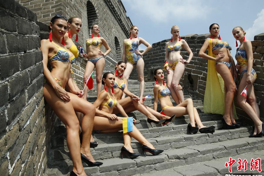 Bikini models embark on World Heritage tour in Beijing