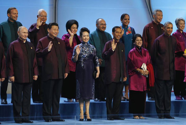 Tailor-made APEC leader suits sparks new fashion fever