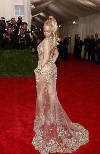 Rihanna in queen's garb shuts down Met Gala carpet
