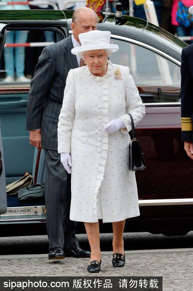 Queen Elizabeth's colorful outfits