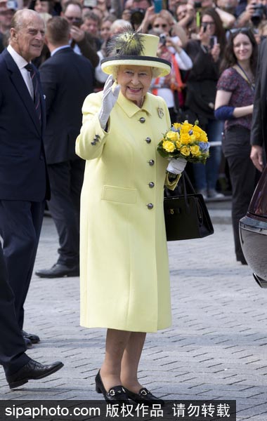 Queen Elizabeth's colorful outfits