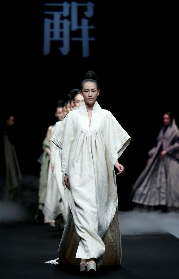 Traditional Chinese elements dazzle at China Fashion Week in Beijing