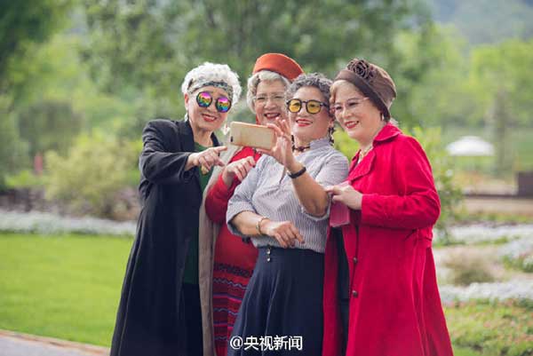 Chic grannies turn heads on Longhu Mountain