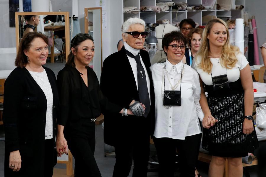 Lagerfeld pays tribute to atelier seamstresses at Chanel show