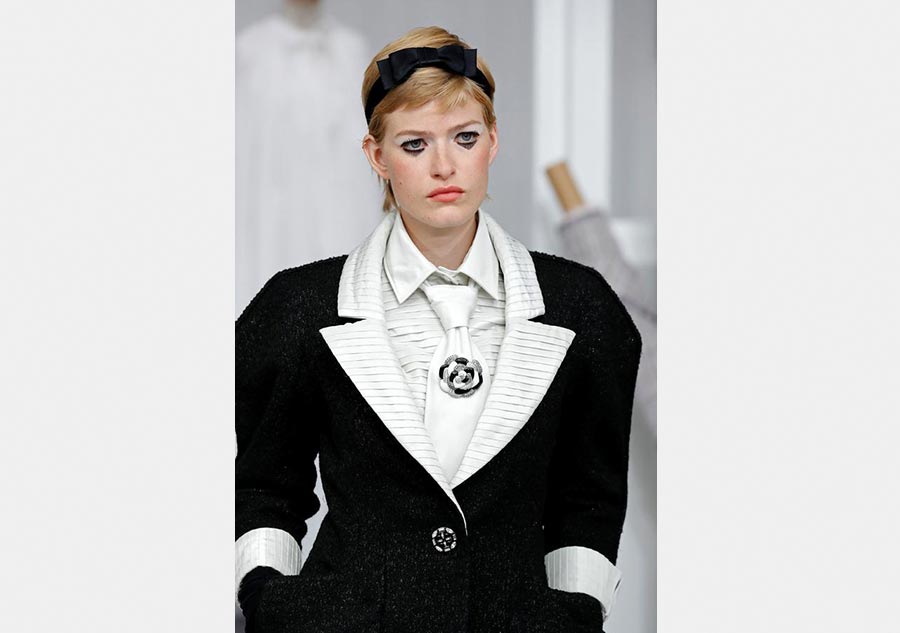 Lagerfeld pays tribute to atelier seamstresses at Chanel show