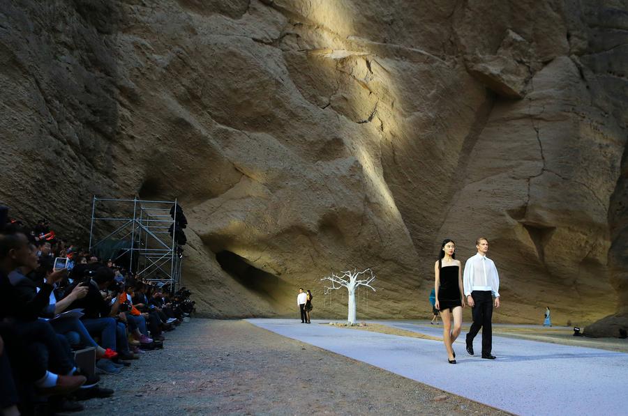 Fashion show held at Yellow River stone forest national geological park
