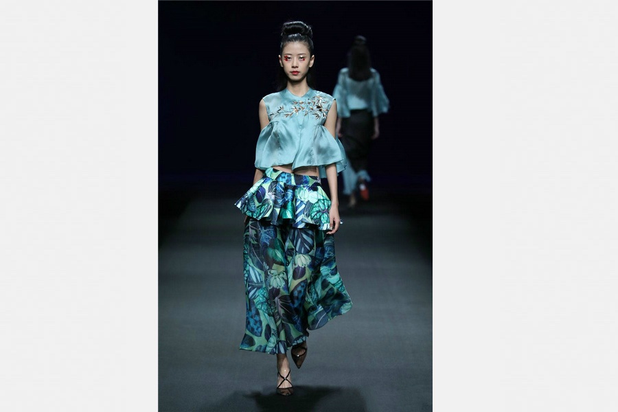 Xiangyun silk glimmers in fashion show