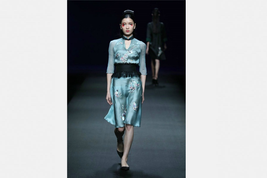 Xiangyun silk glimmers in fashion show