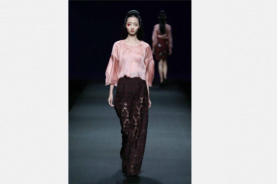 Xiangyun silk glimmers in fashion show