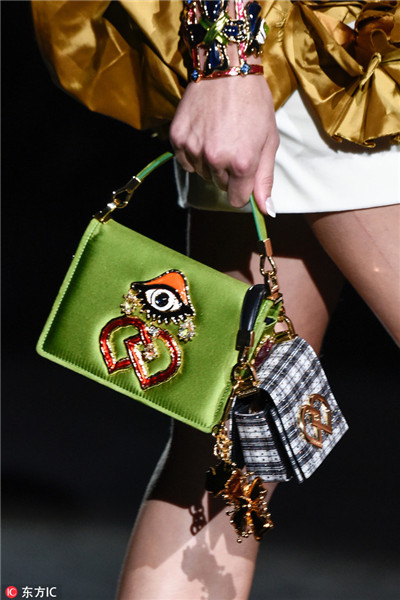 Looking for a new handbag? Get a green grip!