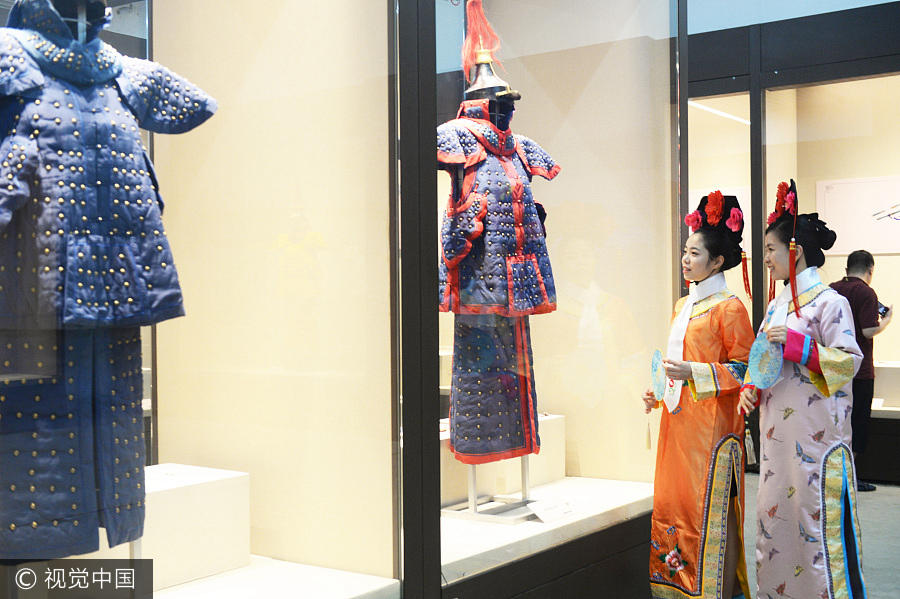 Exhibition offers glimpse into Qing Dynasty fashion in Beijing
