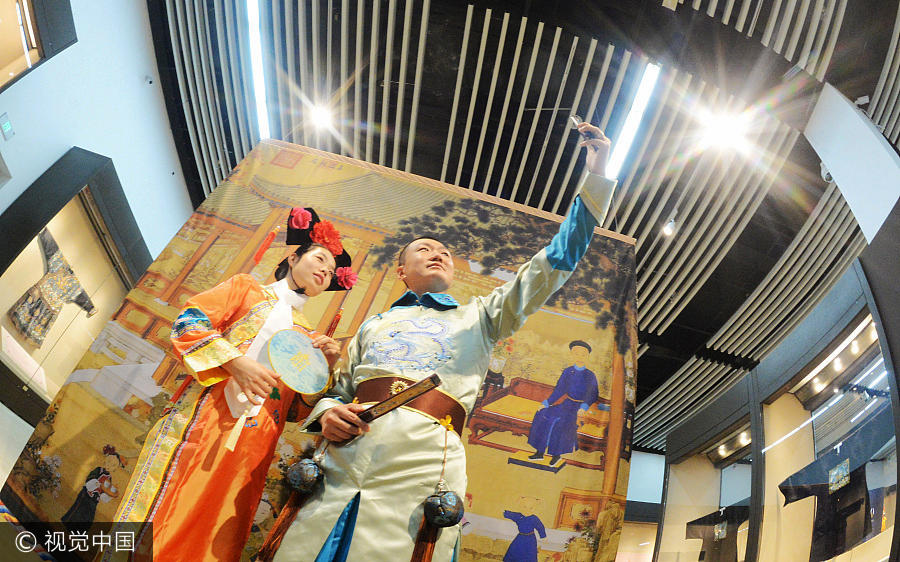Exhibition offers glimpse into Qing Dynasty fashion in Beijing