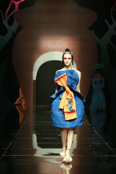 Rongchang ramie show shines in Beijing Fashion Week