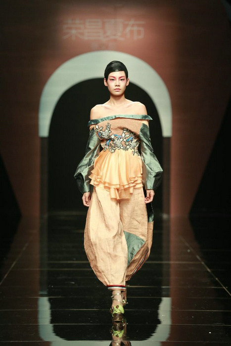 Rongchang ramie show shines in Beijing Fashion Week