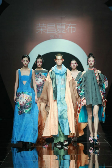 Rongchang ramie show shines in Beijing Fashion Week