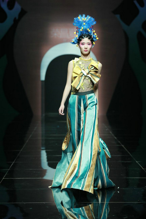 Rongchang ramie show shines in Beijing Fashion Week