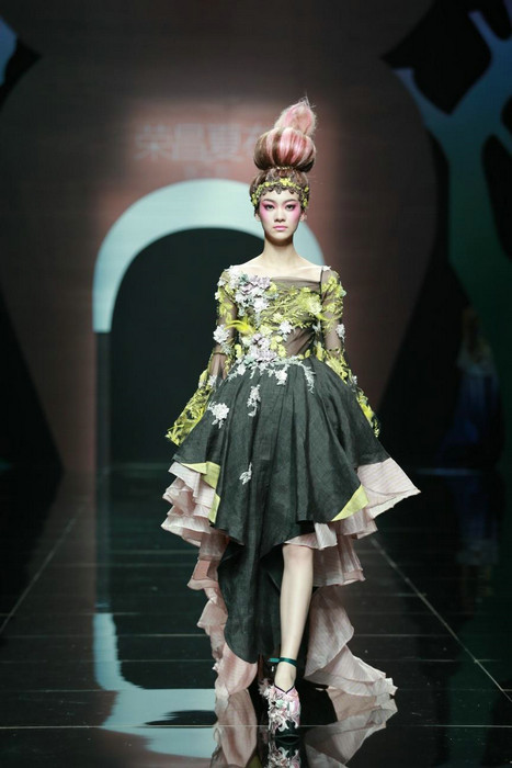 Rongchang ramie show shines in Beijing Fashion Week