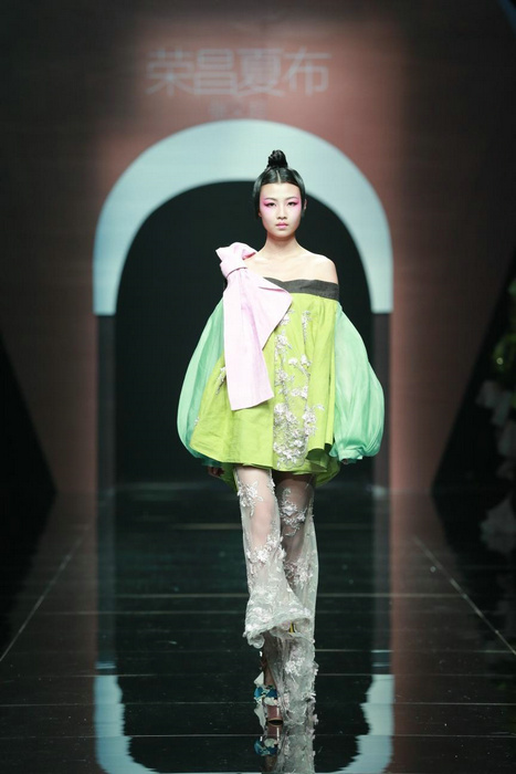 Rongchang ramie show shines in Beijing Fashion Week