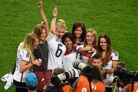 庆祝夺冠：德国队太太团齐聚马拉卡纳