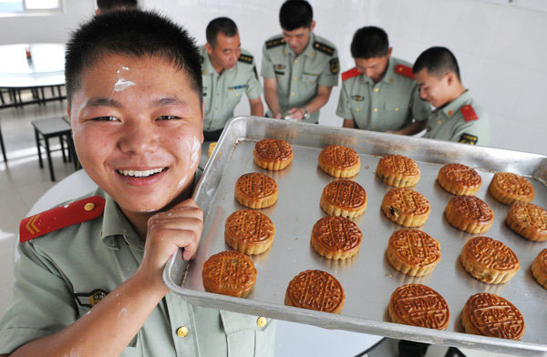 Soldiers prepare homemade mooncakes