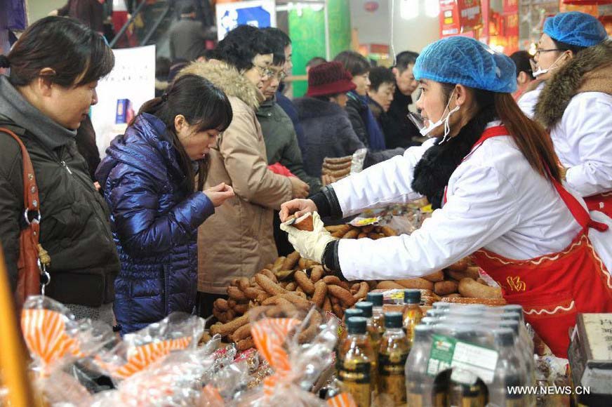Chinese people prepare for Spring Festival