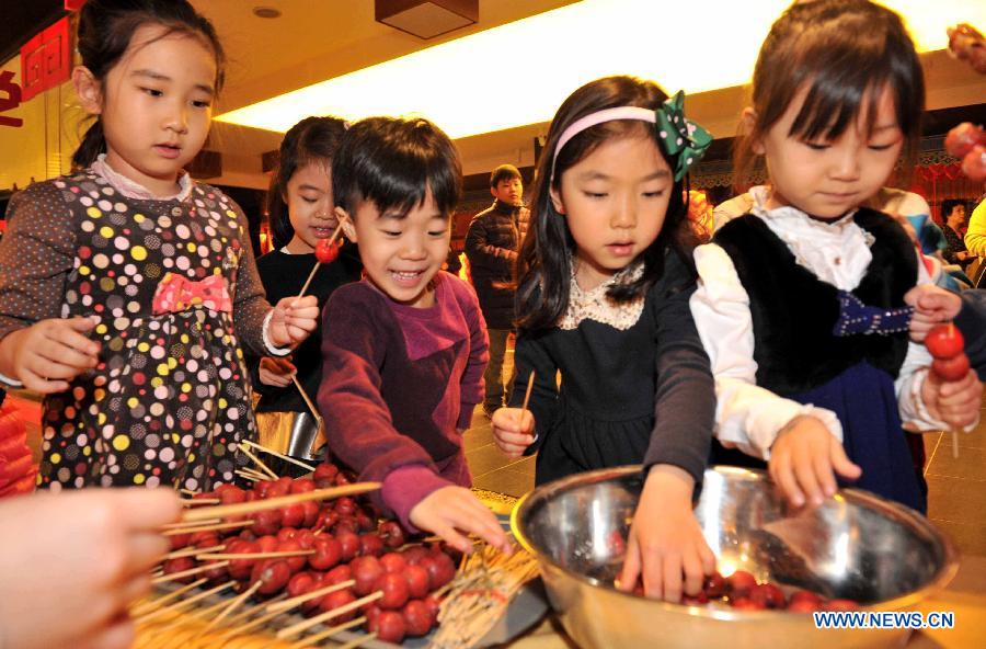 Make decorations and snacks to greet Spring Festival
